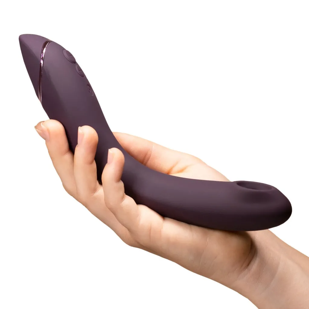 Womanizer OG aubergine in hand