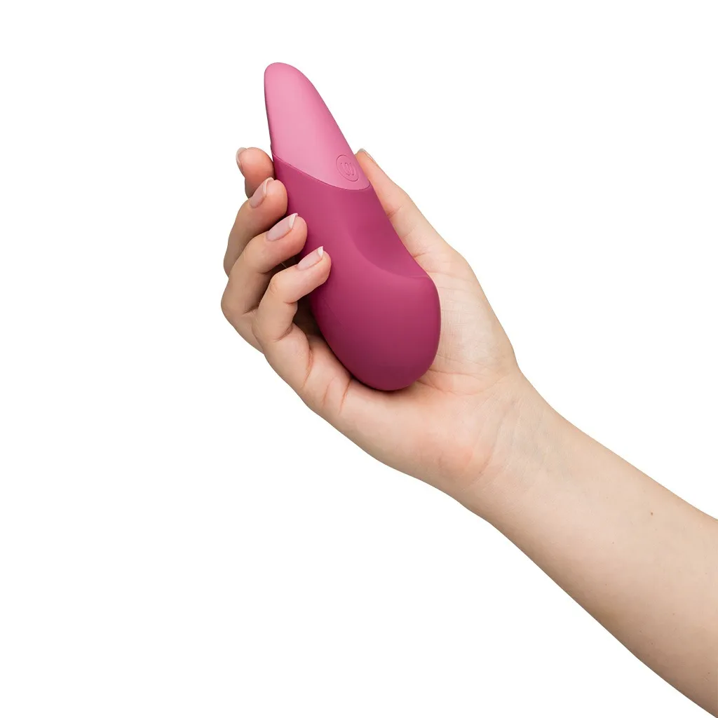 Womanizer Vibe - Dusky Pink in hand